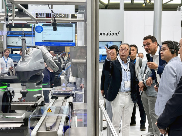 ‘오토매티카 2023’을 참관한 박지원 두산그룹 부회장(왼쪽)이 한 로봇업체 부스에서 회사 관계자에게 제품에 대해 질문하고 있다. (사진=두산그룹 제공)