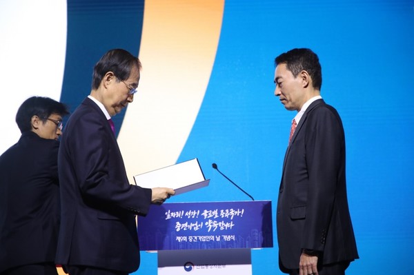 TYM 김도훈 대표이사가 한덕수 국무총리로부터 대통령 표창을 수상하고 있다. (사진=TYM 제공)