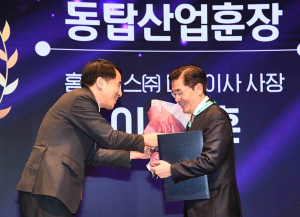 이제훈 홈플러스 사장이 제28회 한국유통대상 동탑산업훈장을 수상했다. (사진=홈플러스 제공)