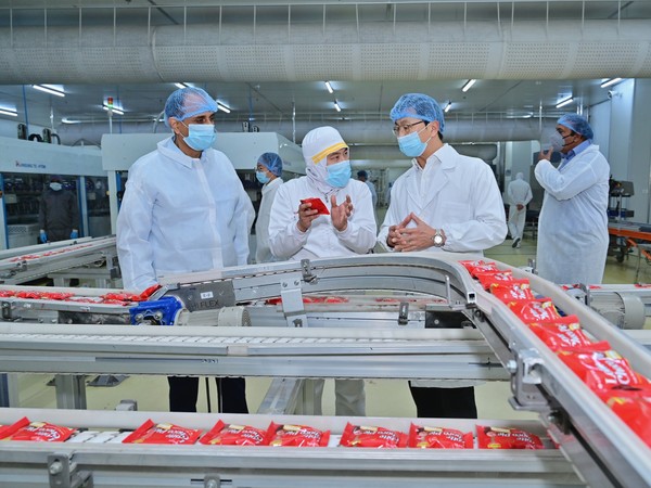 롯데 인디아(LOTTE India) 하리아나 공장 내 롯데 초코파이 생산라인을 둘러보고 있는 이창엽 롯데웰푸드 대표이사(왼쪽에서 두 번째) (사진=롯데웰푸드 제공)