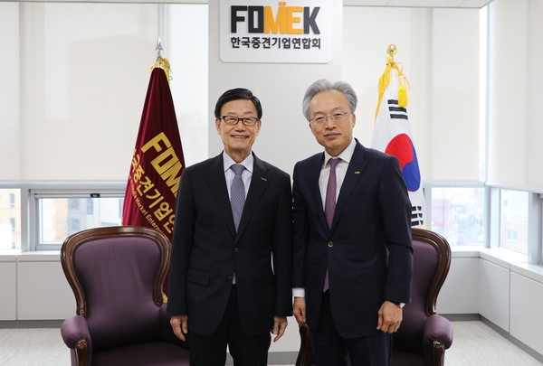 (왼쪽부터) 윤진식 한국무역협회 회장, 최진식 한국중견기업연합회 회장  