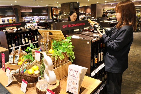 롯데백화점 본점 지하 1층 와인 매장에서 고객이 와인을 고르는 모습 (사진=롯데백화점 제공) 